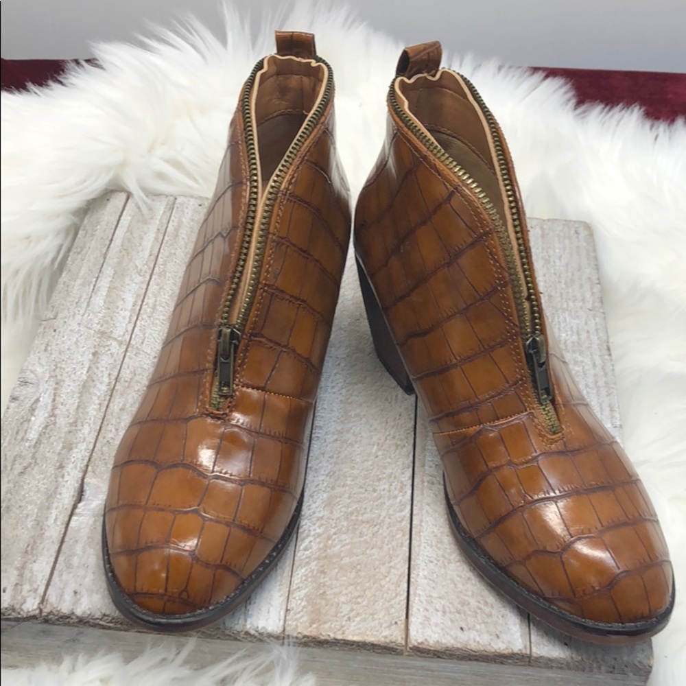 Mata Crocodile Embossed Boots 6.5